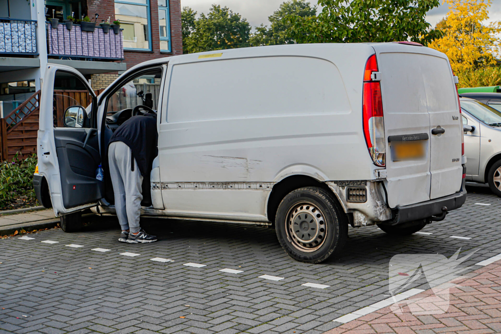 Schade na botsing tussen auto en bestelbus