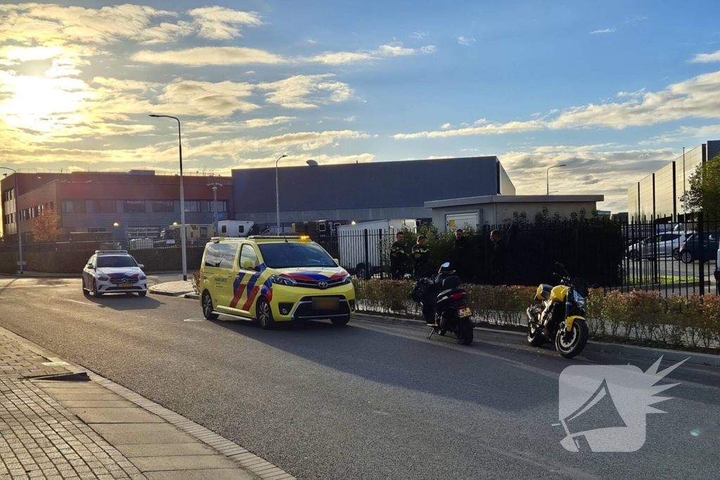 Twee motorrijders komen in botsing met elkaar