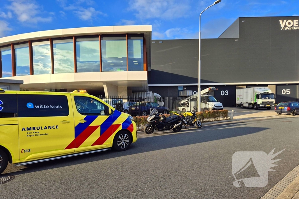 Twee motorrijders komen in botsing met elkaar