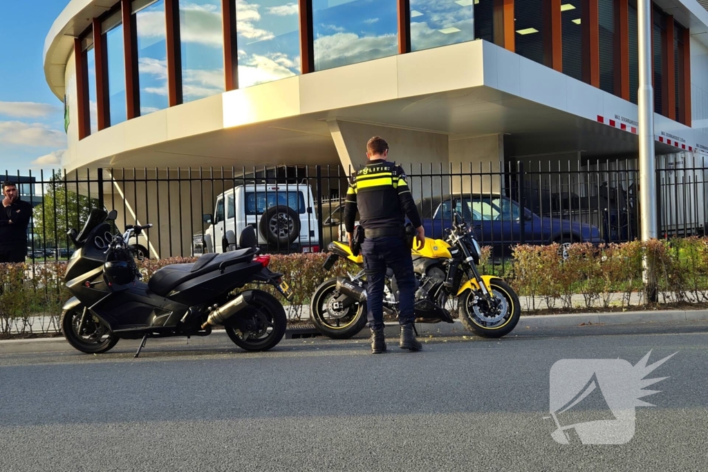 Twee motorrijders komen in botsing met elkaar