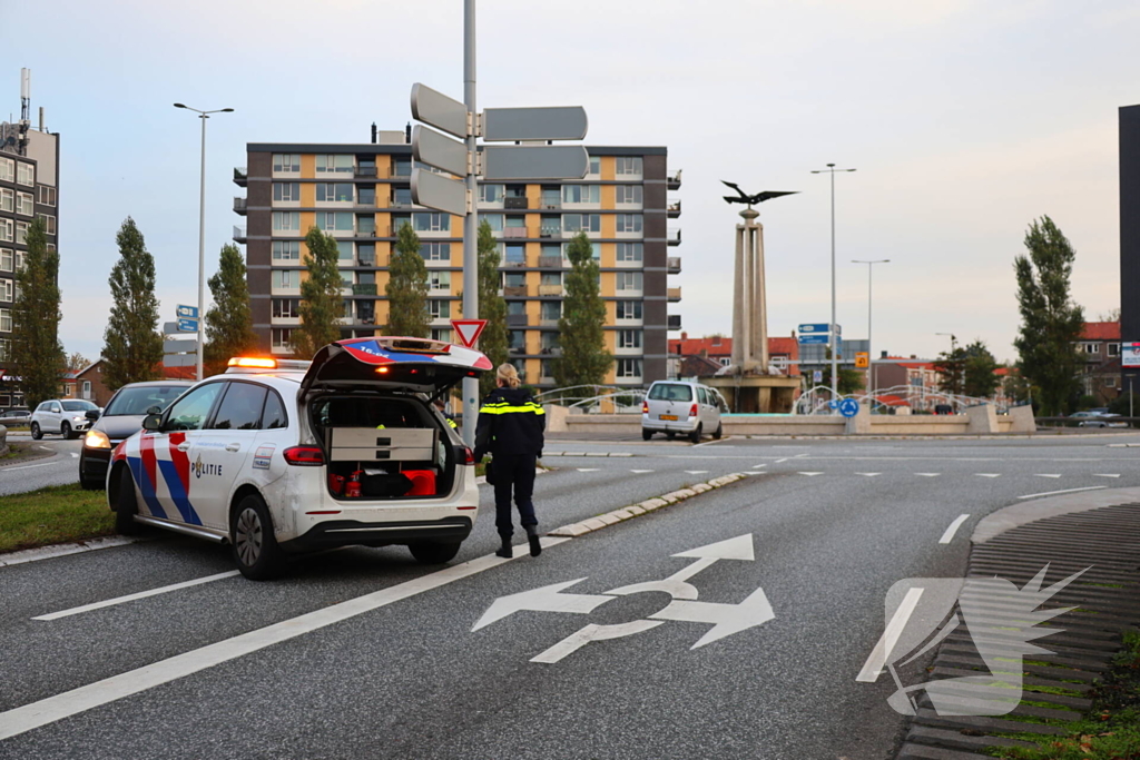 Twee auto's botsen op rotonde