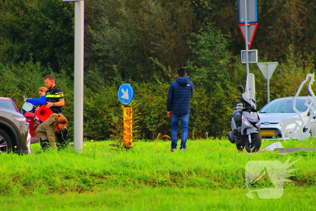 Scooterrijder en automobilist in botsing