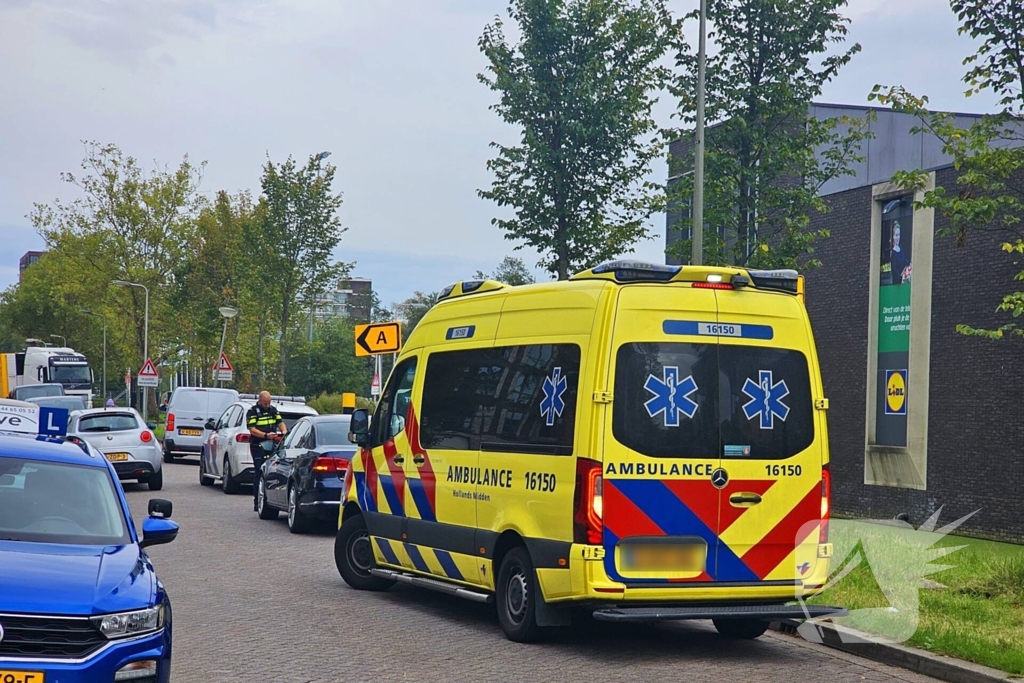 Ambulancedienst ingezet nadat scooterrijder tegen auto botst