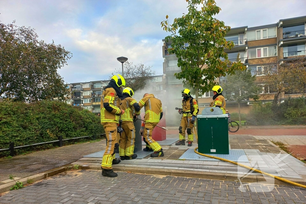 Brandweer dooft brand in ondergrondse vuilcontainer