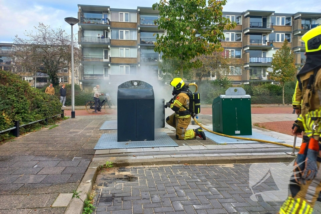 Brandweer dooft brand in ondergrondse vuilcontainer