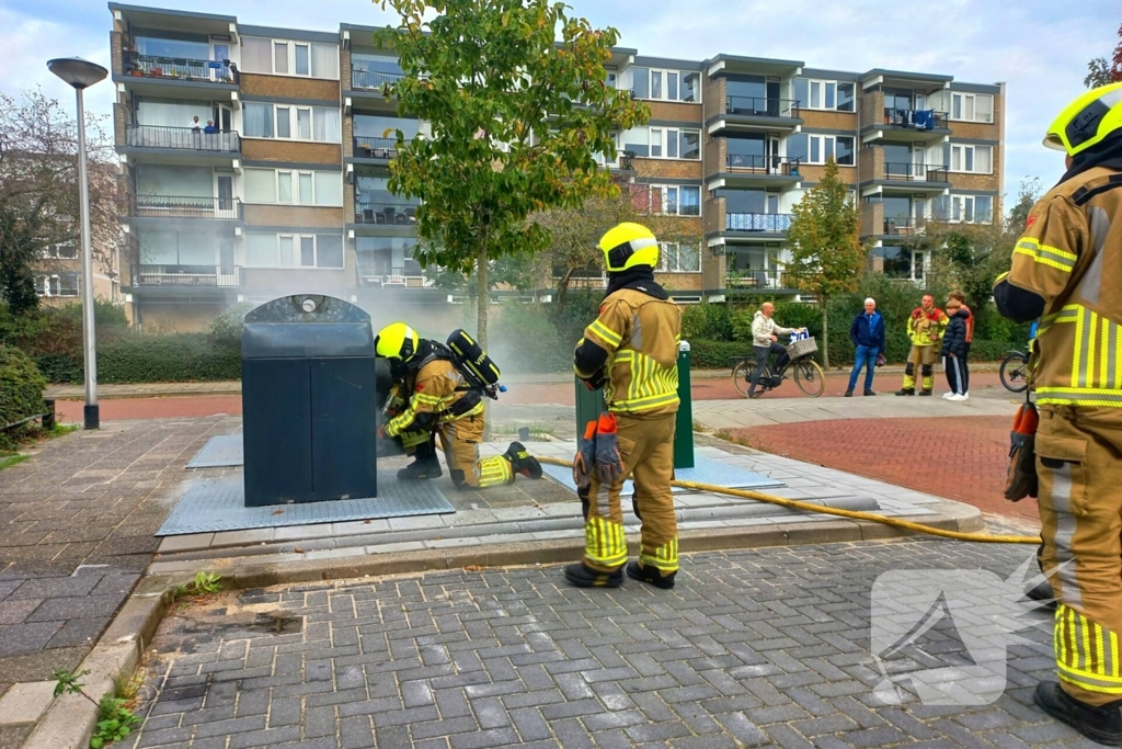 Brandweer dooft brand in ondergrondse vuilcontainer