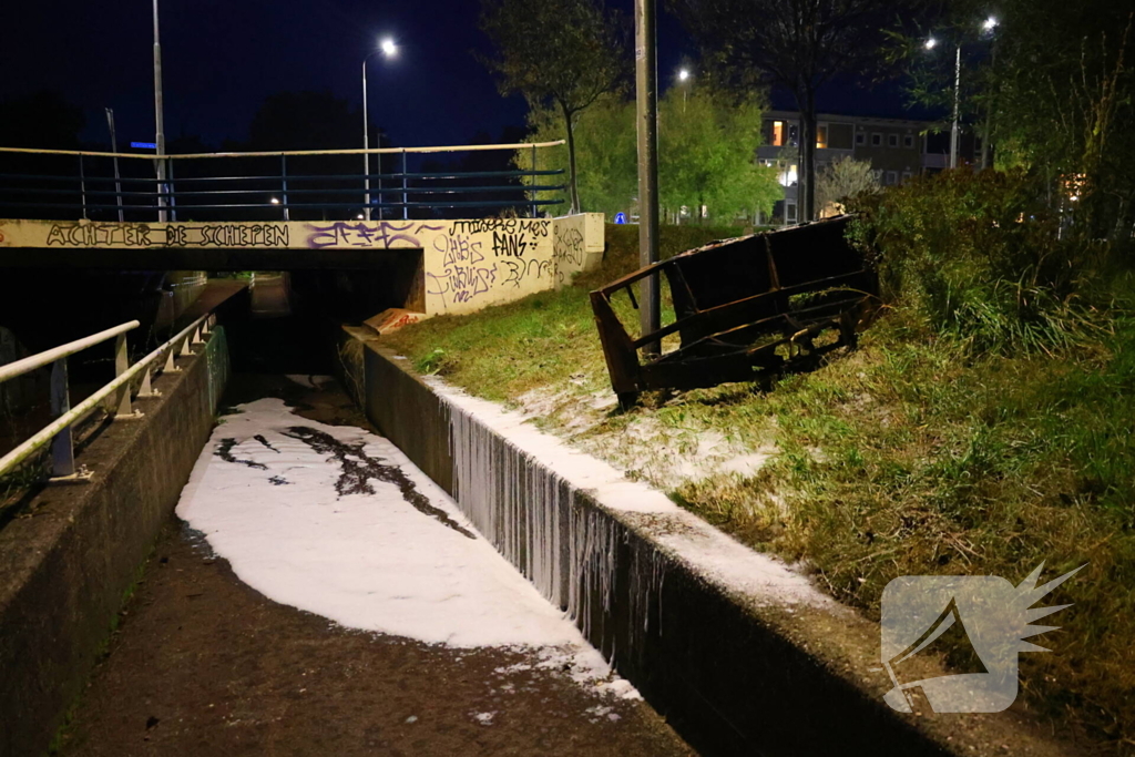 Bankstel brandt volledig uit bij tunnel