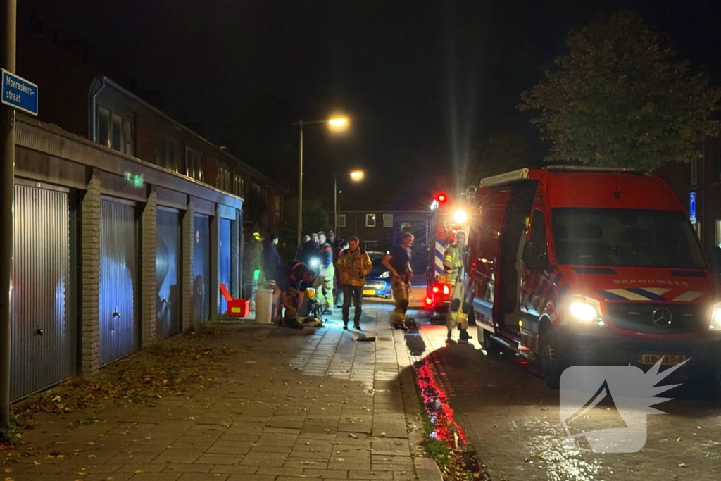 Brandweerlieden blussen brandend gebouw