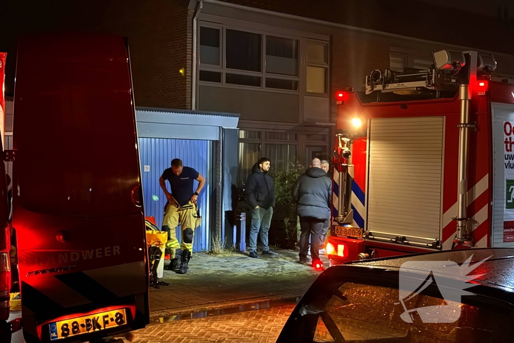 Brandweerlieden blussen brandend gebouw