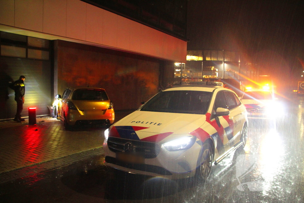 Auto crasht tegen gebouw, inzittenden ongedeerd