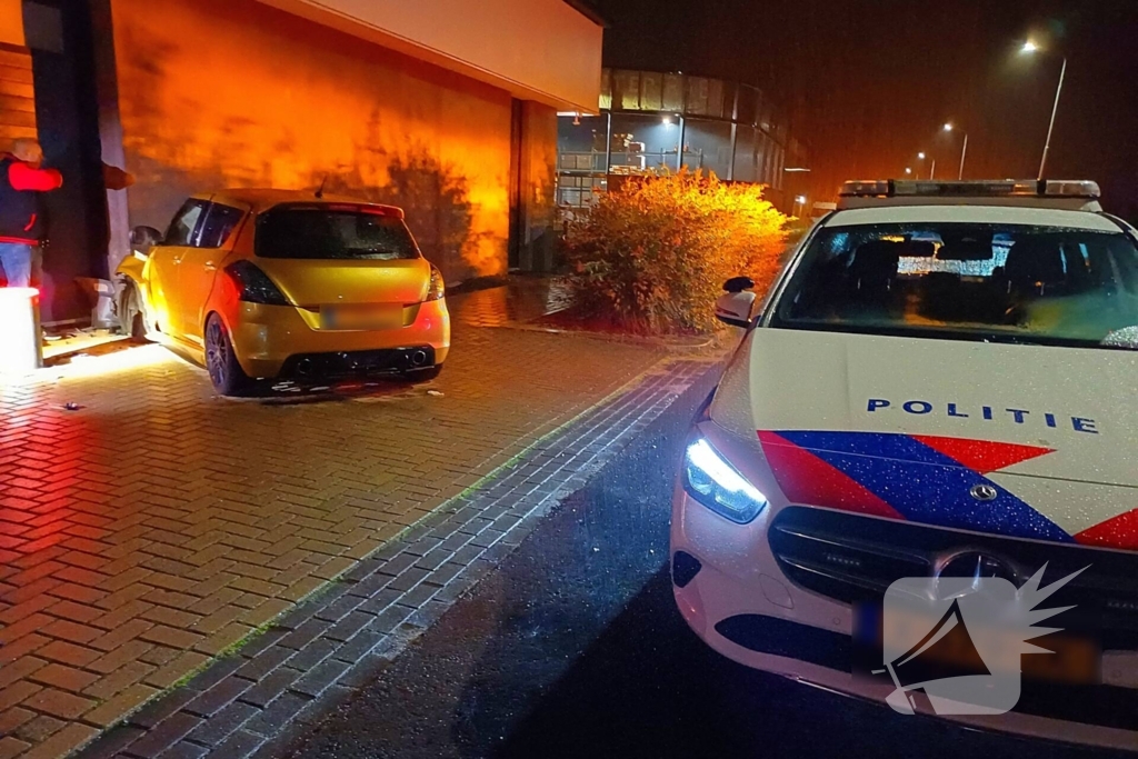 Auto crasht tegen gebouw, inzittenden ongedeerd