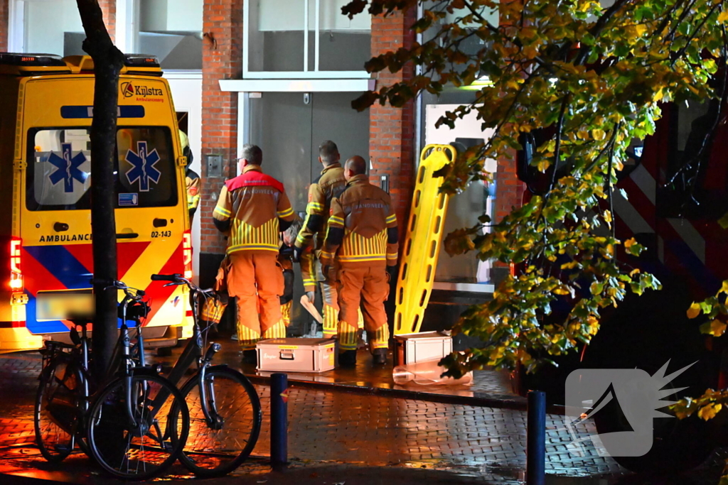 Persoon klem met vinger in winkeldeur