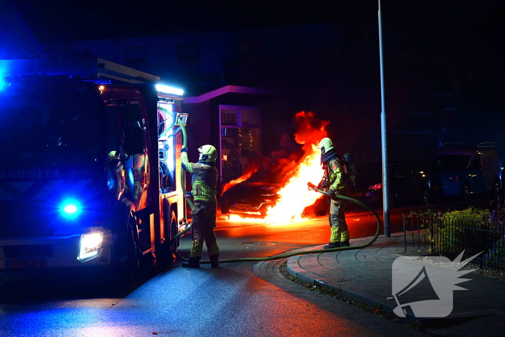 Opnieuw brand in geparkeerde auto