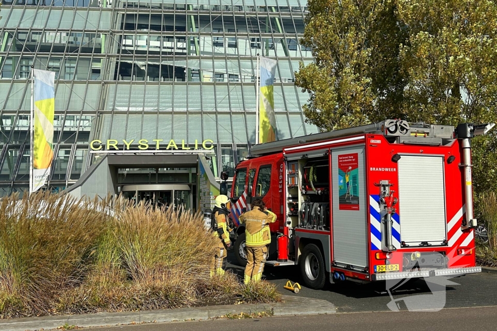 Bewaker ruikt brandlucht en alarmeert brandweer