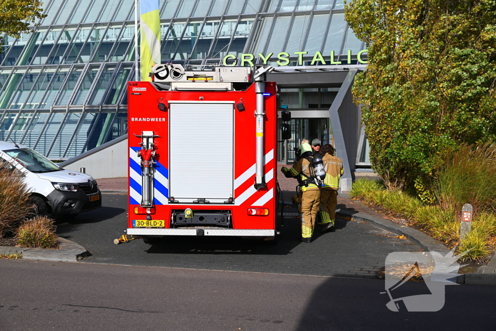 Bewaker ruikt brandlucht en alarmeert brandweer