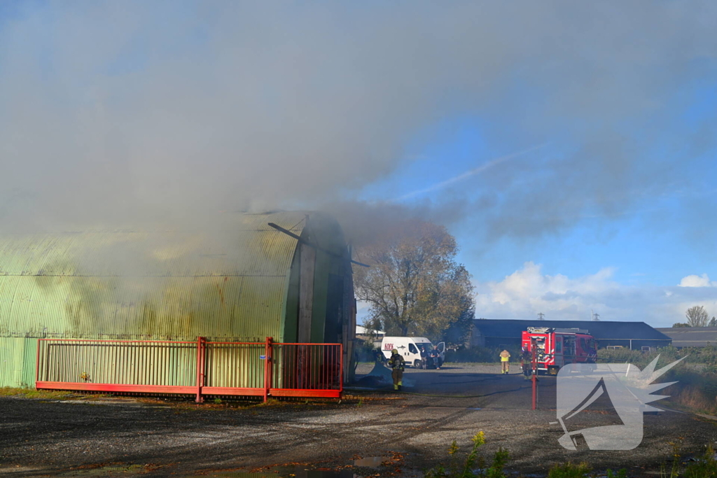 Veel rookontwikkeling bij uitslaande brand in loods