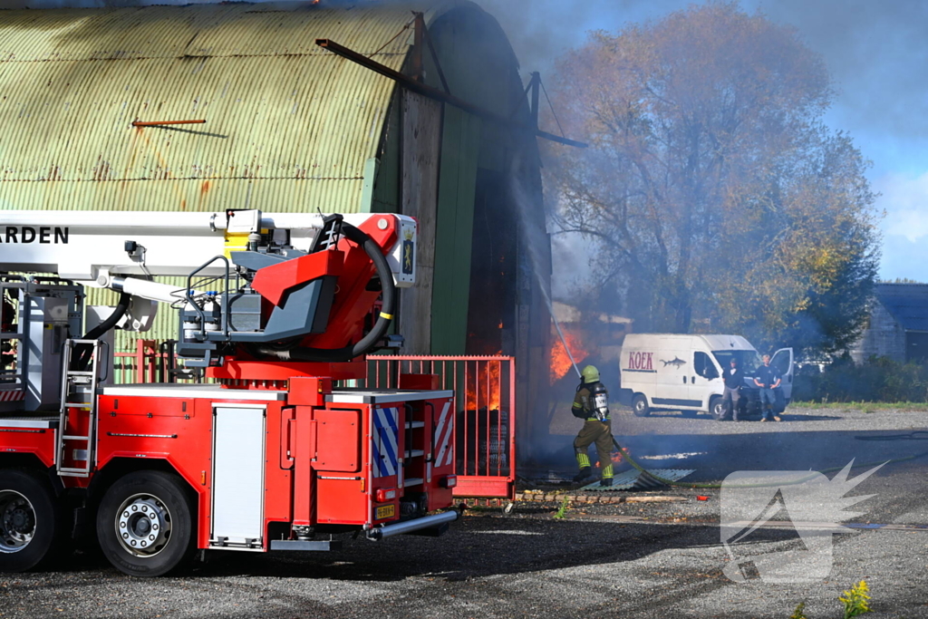 Veel rookontwikkeling bij uitslaande brand in loods