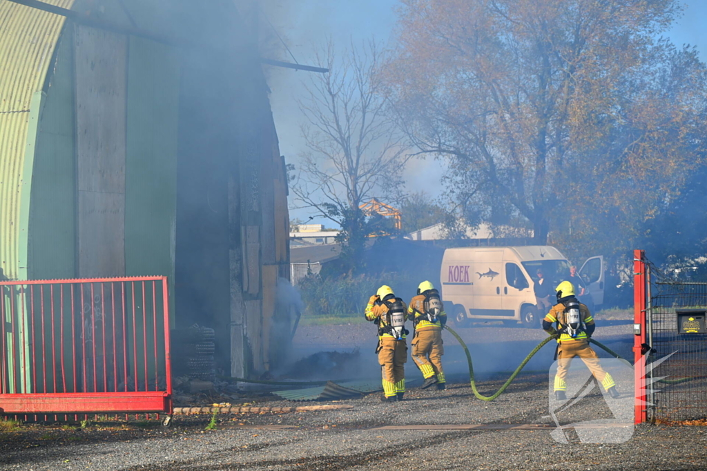 Veel rookontwikkeling bij uitslaande brand in loods