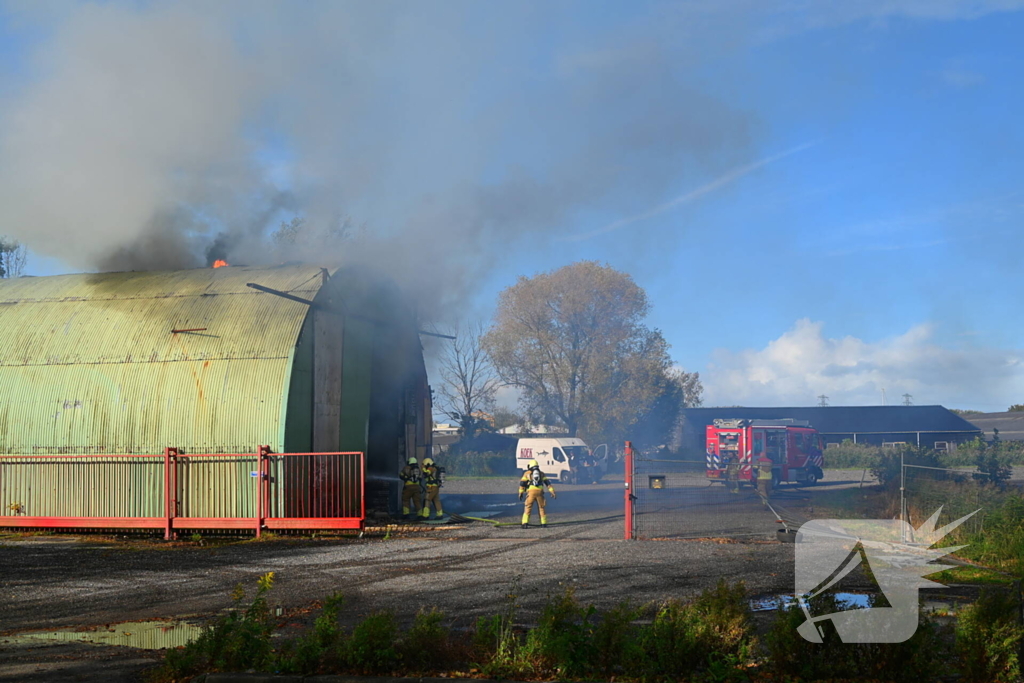 Veel rookontwikkeling bij uitslaande brand in loods