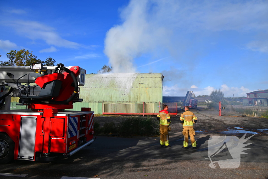 Veel rookontwikkeling bij uitslaande brand in loods