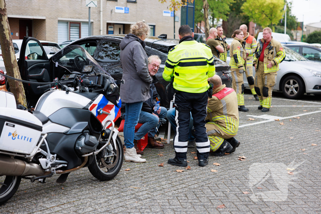 Persoon bekneld in auto