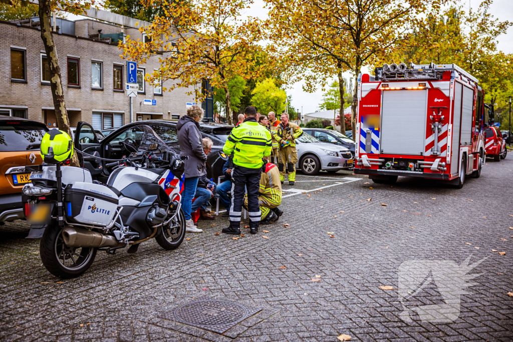 Persoon bekneld in auto