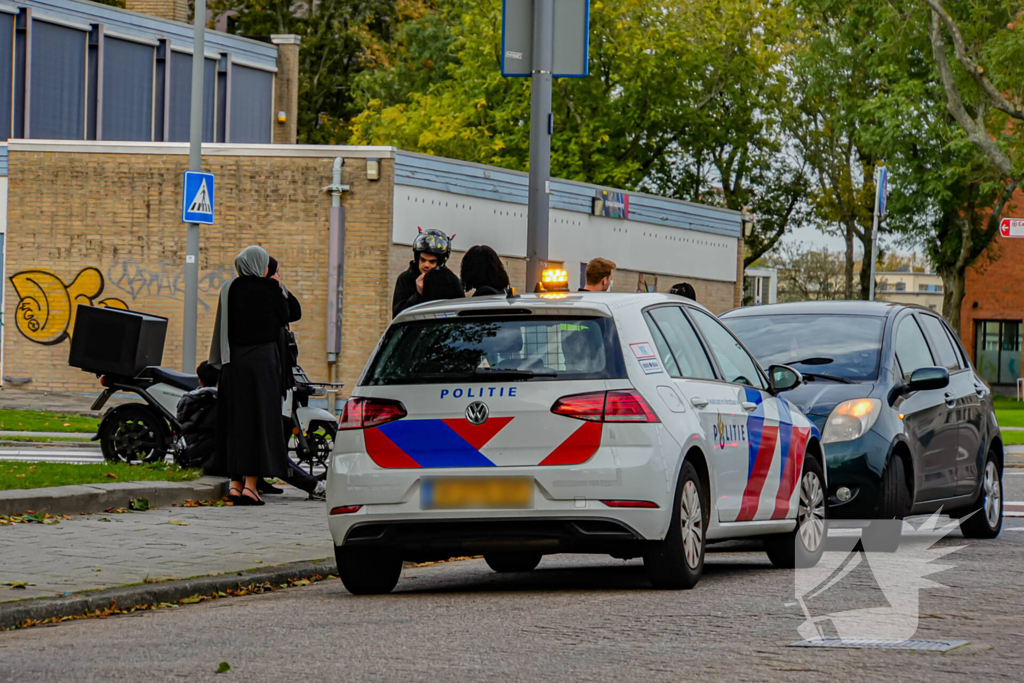 Bezorgscooter en automobilist met elkaar in botsing