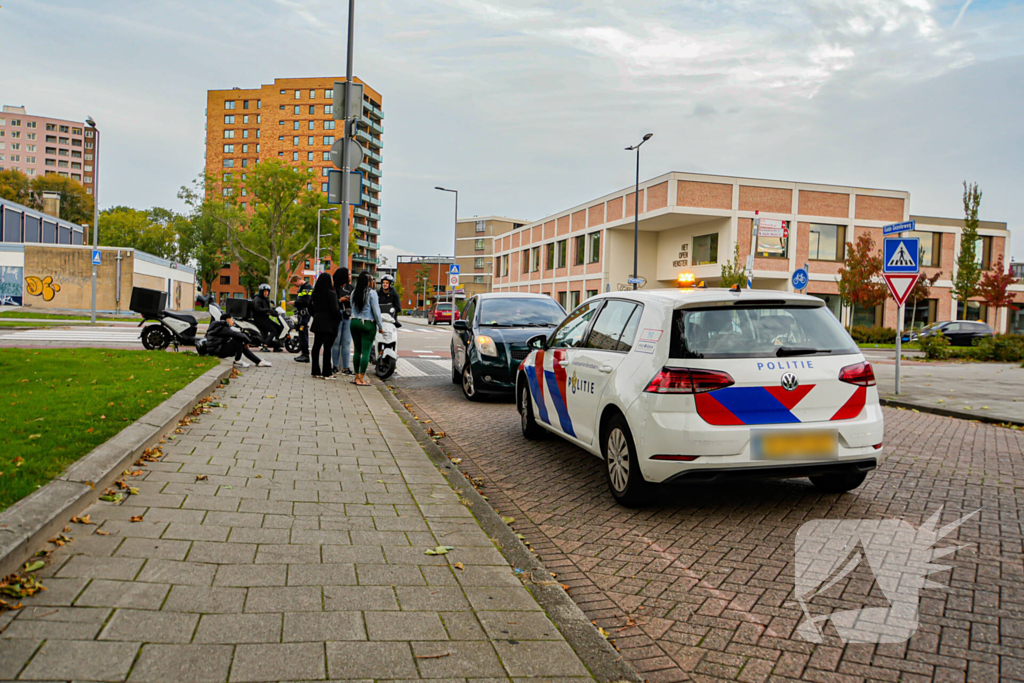 Bezorgscooter en automobilist met elkaar in botsing