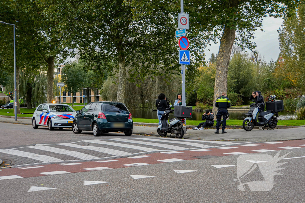 Bezorgscooter en automobilist met elkaar in botsing