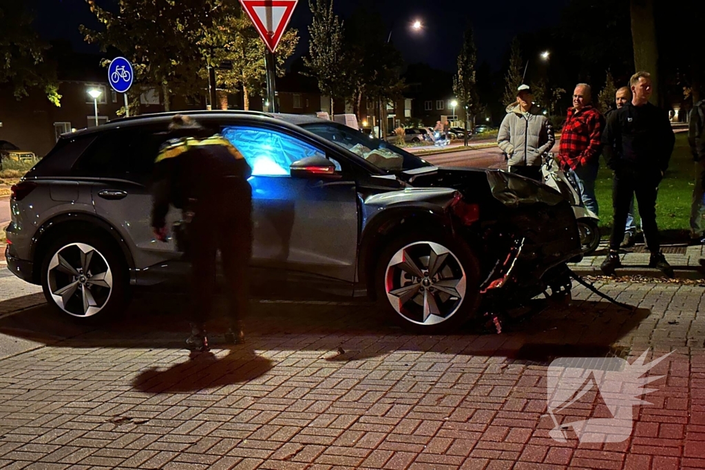 Twee auto's botsen tegen elkaar, flinke ravage op de weg