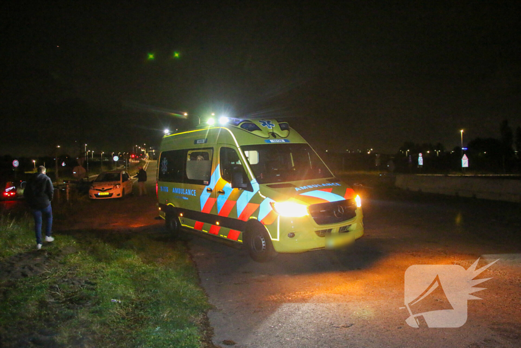 Brommerrijder rijdt sloot in