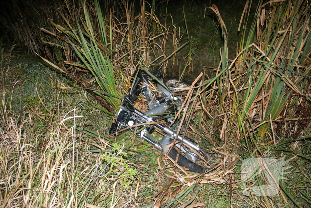 Brommerrijder rijdt sloot in