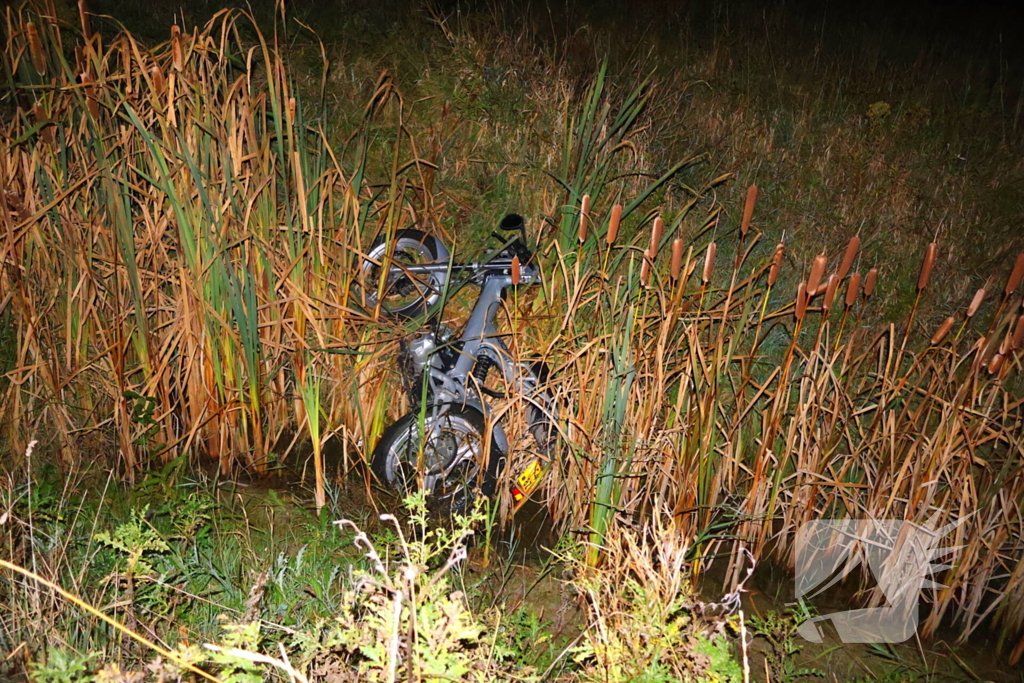 Brommerrijder rijdt sloot in