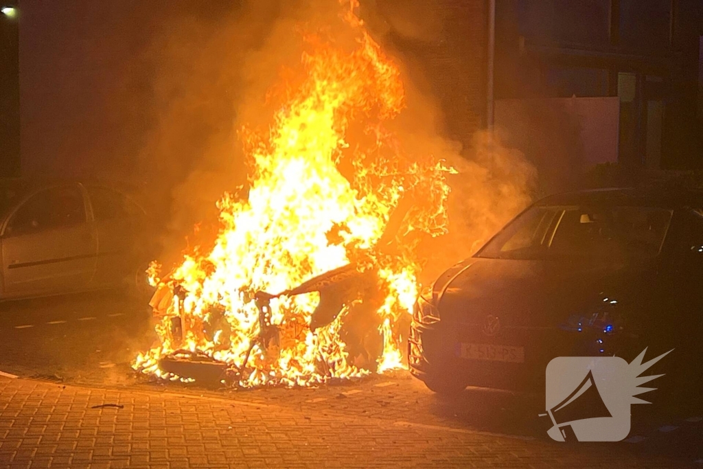 Opnieuw auto in lichterlaaie