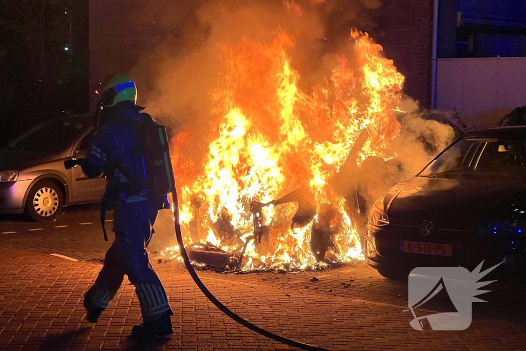 Opnieuw auto in lichterlaaie