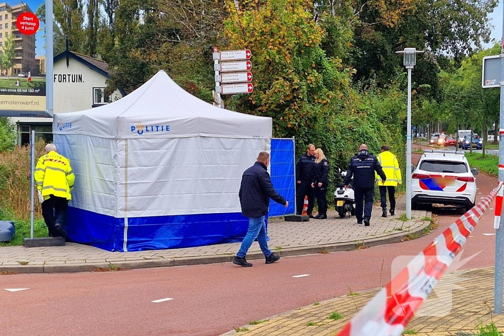 Overledene aangetroffen in sloot bij politiebureau