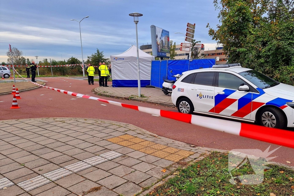 Overledene aangetroffen in sloot bij politiebureau