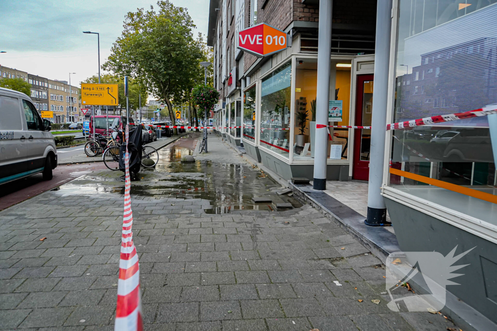 Hoofdleiding springt: tientallen huishoudens zonder water