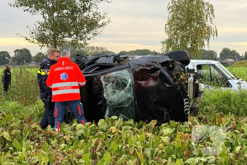 Automobilist ramt boom en belandt op zij in bietenveld