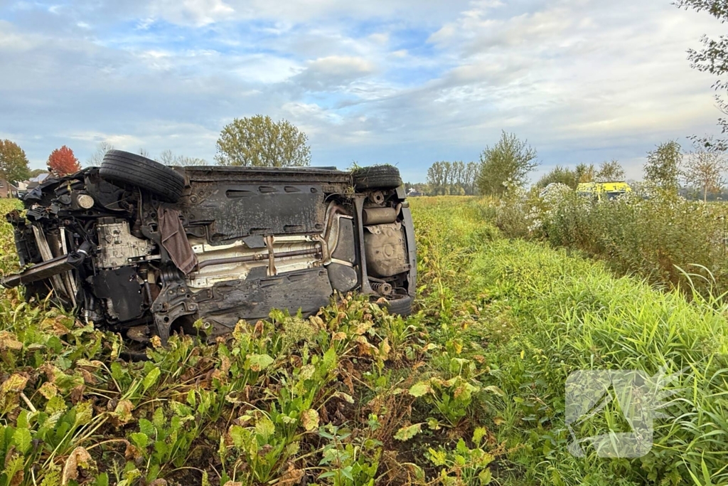 Automobilist ramt boom en belandt op zij in bietenveld