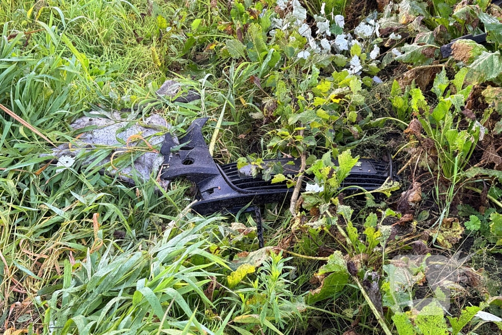 Automobilist ramt boom en belandt op zij in bietenveld