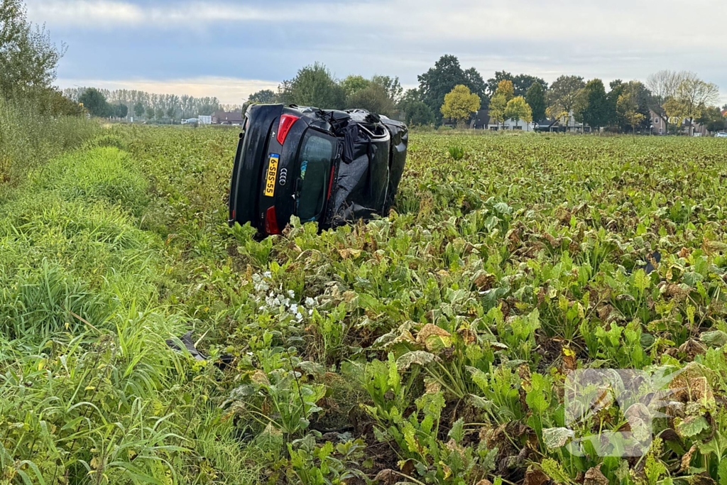 Automobilist ramt boom en belandt op zij in bietenveld