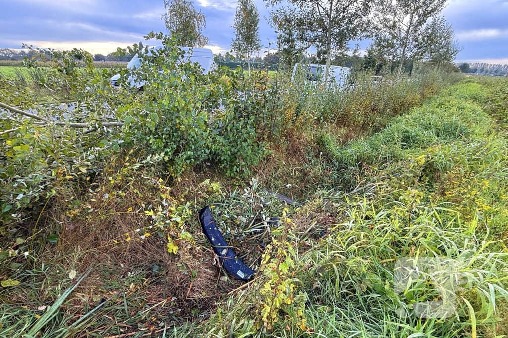 Automobilist ramt boom en belandt op zij in bietenveld