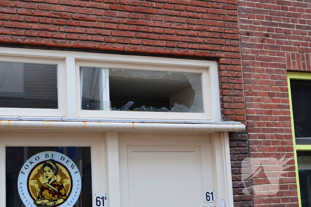 Explosie bij voordeur politie start onderzoek