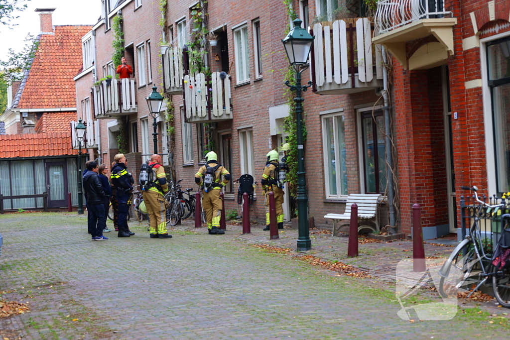 Bewoners roken gas, brandweer doet onderzoek