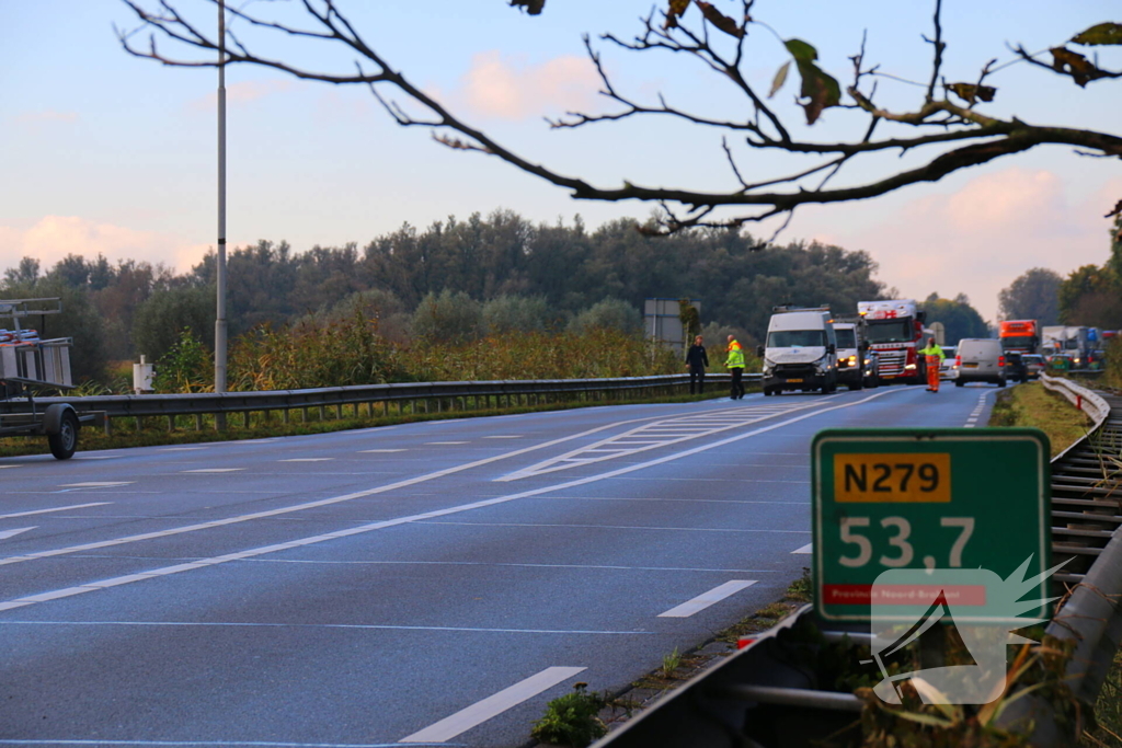 Bestelbus botst achterop vrachtwagen