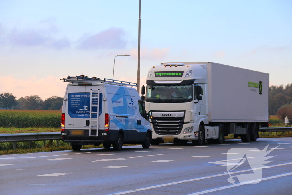 Bestelbus botst achterop vrachtwagen