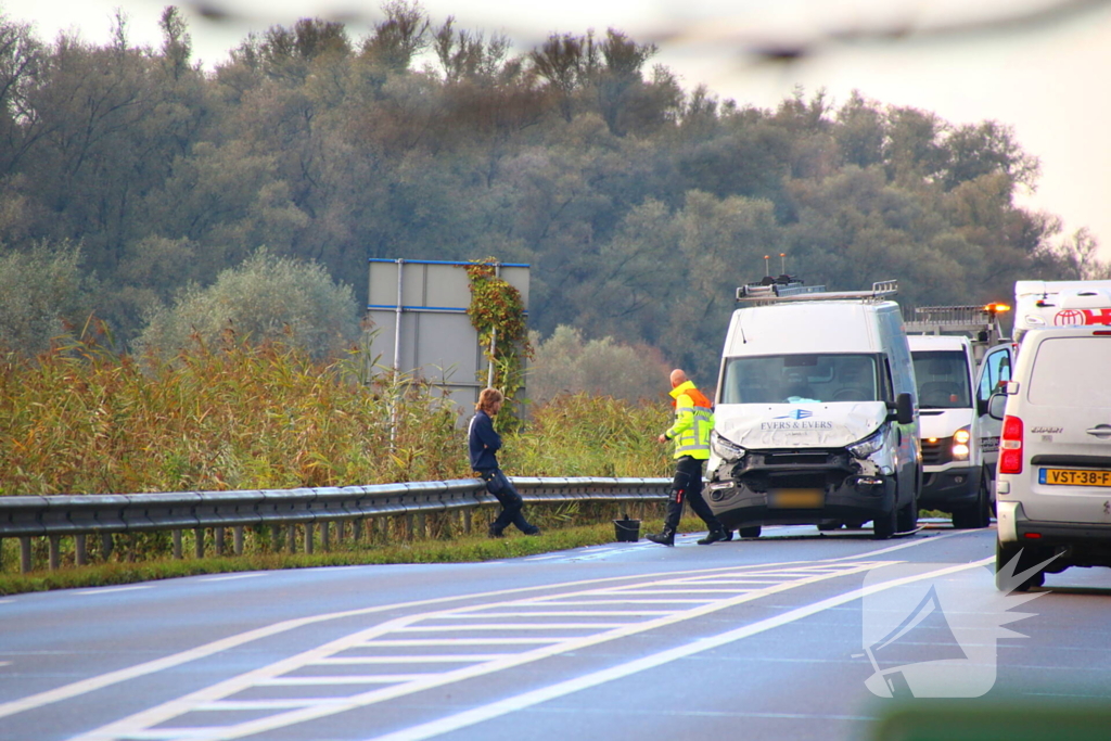 Bestelbus botst achterop vrachtwagen