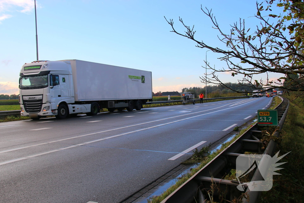 Bestelbus botst achterop vrachtwagen