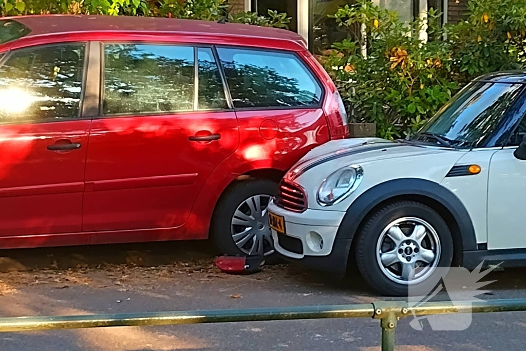 Auto botst tegen geparkeerde auto op